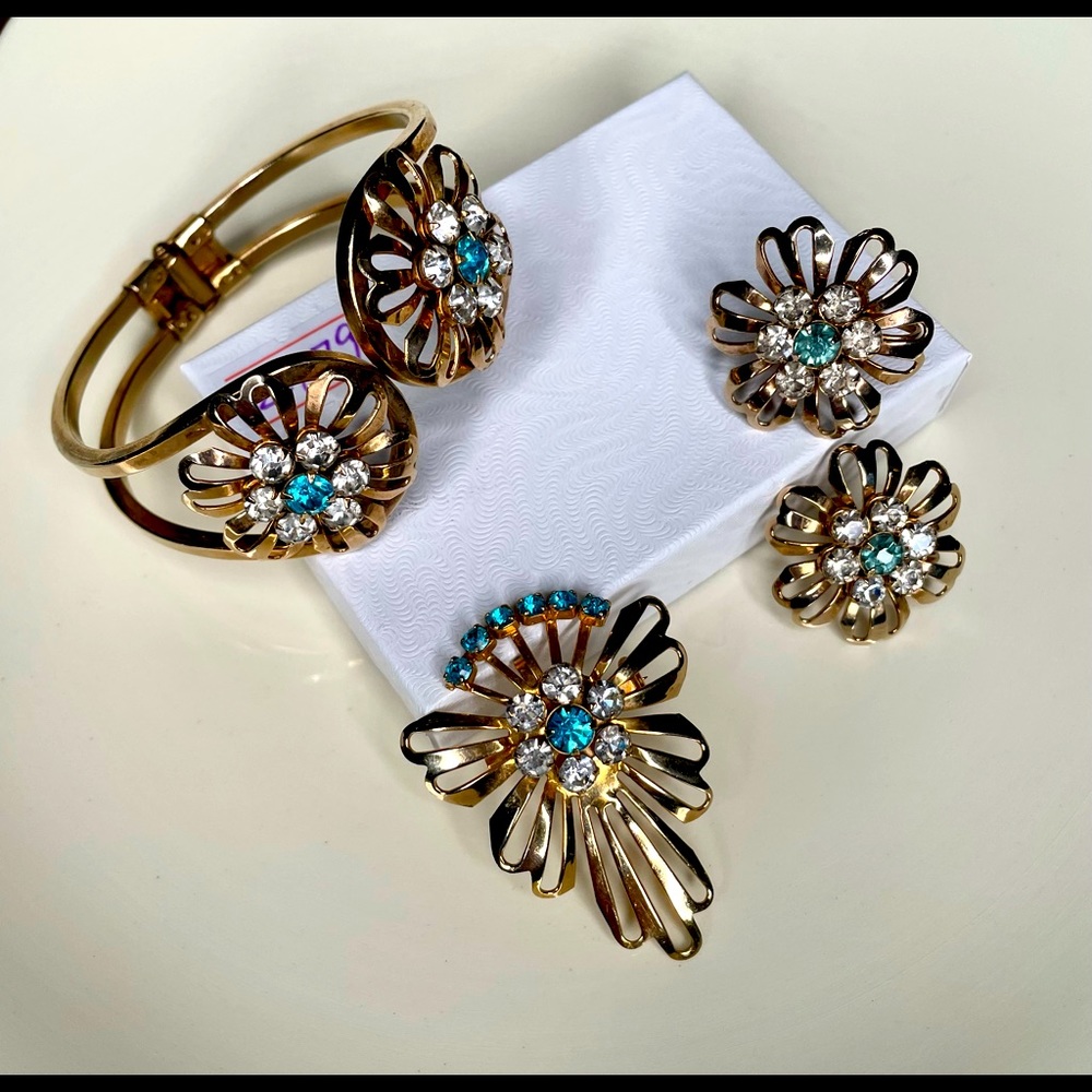 Beautiful vintage set in gold, light blue and rhinestones details